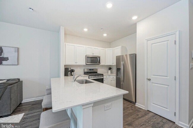 321 Mazzeo Dr in Glassboro, NJ - Foto de edificio - Building Photo