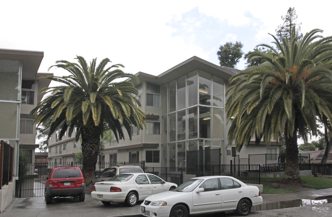 Woodland Apartments in East Palo Alto, CA - Building Photo