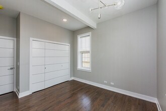 2450 W Chicago Ave, Unit 2R in Chicago, IL - Building Photo - Building Photo