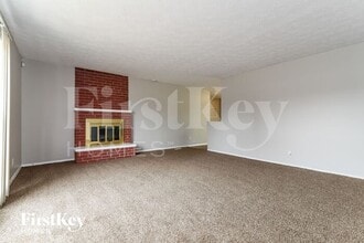 7925 Placing Rd in Indianapolis, IN - Foto de edificio - Building Photo