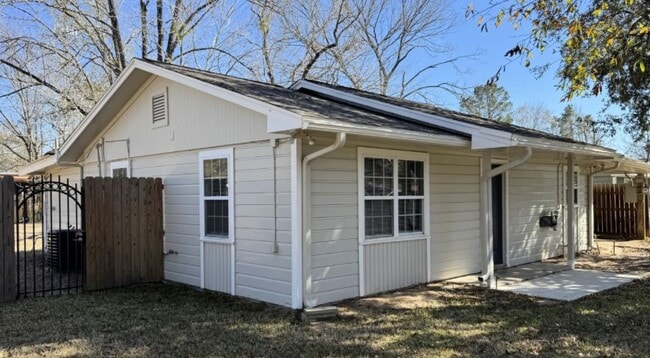 230 N Holly Ave in Cleveland, TX - Building Photo - Building Photo