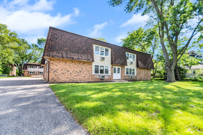 902 3rd St-Unit -4 in McHenry, IL - Building Photo