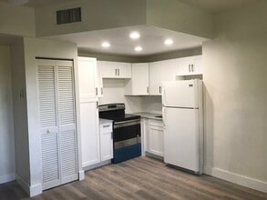 536 14th St, Unit 311 in Miami Beach, FL - Building Photo - Building Photo