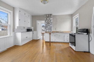 625 W 10th Ave in Oshkosh, WI - Building Photo