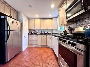 45 Hatfield Rd, Unit #1 in Newton, MA - Building Photo - Building Photo