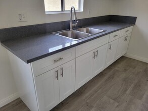 2385 Chanslor St, Unit 3 in Pomona, CA - Foto de edificio - Building Photo