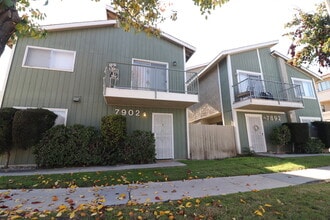 7902 Holt Ave. in Huntington Beach, CA - Foto de edificio - Building Photo