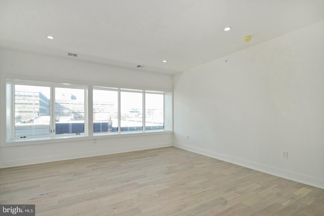 2109 S Iseminger St-Unit -1 in Philadelphia, PA - Building Photo