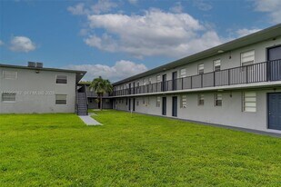 4300 SW 67th Ave in Miami, FL - Building Photo