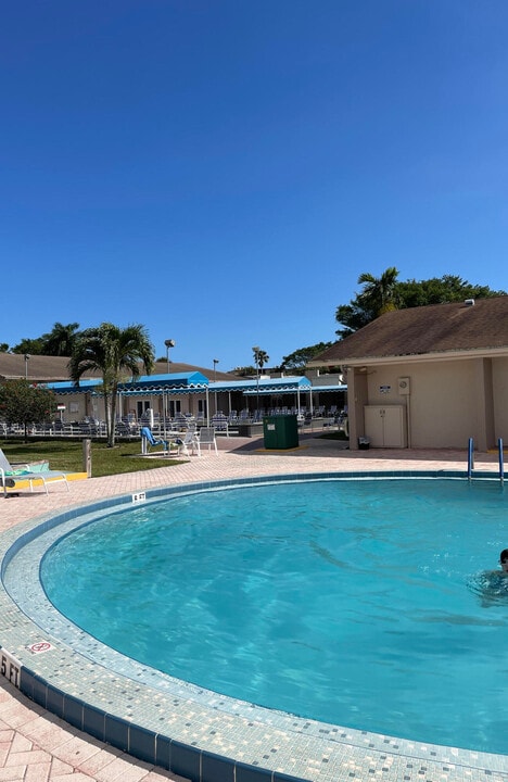 705 Lori Dr in Palm Springs, FL - Building Photo