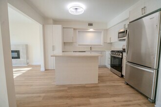 2740 W Farragut Ave in Chicago, IL - Building Photo - Building Photo