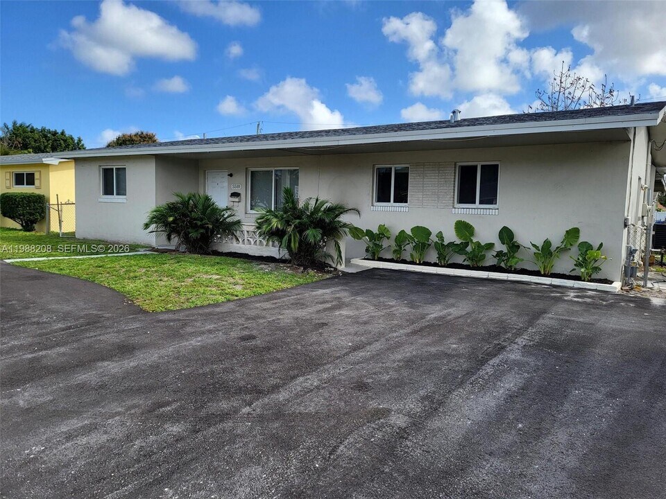 5510 Johnson St in Hollywood, FL - Building Photo