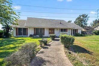 5001 Glenhaven Dr in Baytown, TX - Building Photo - Building Photo