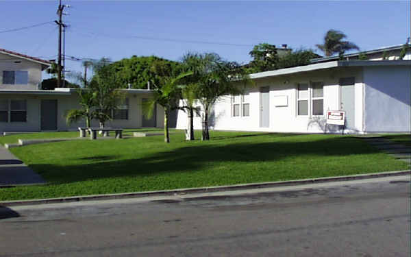 101-103 Avenida Carmelo in San Clemente, CA - Foto de edificio