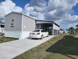 5700 Holiday Park Blvd in North Port, FL - Building Photo
