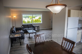 16 Little Wedeene St in Kitimat, BC - Building Photo - Building Photo