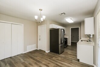 114 Cloverleaf St in San Marcos, TX - Building Photo - Building Photo