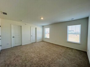 128 Henderson St in Oswego, IL - Building Photo - Building Photo