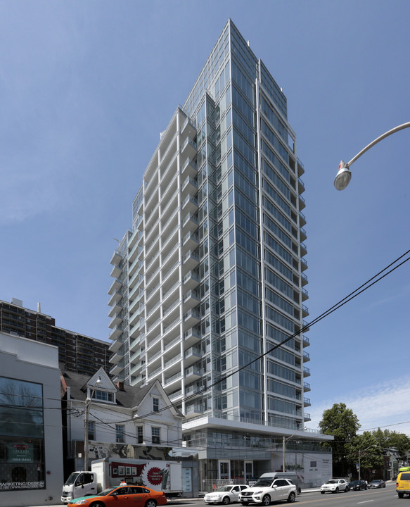 Pears on the Avenue in Toronto, ON - Building Photo