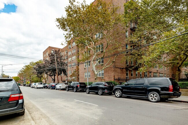 Toledo Court in Elmhurst, NY - Foto de edificio - Building Photo