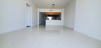1750 N Bayshore Dr, Unit 5411 in Miami, FL - Foto de edificio - Building Photo