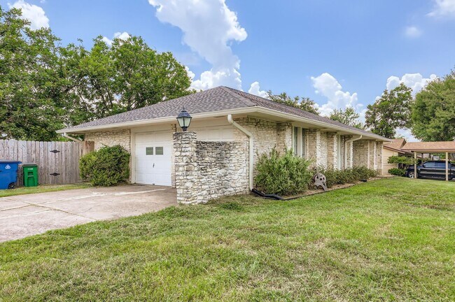 5313 Basswood Ln in Austin, TX - Foto de edificio - Building Photo