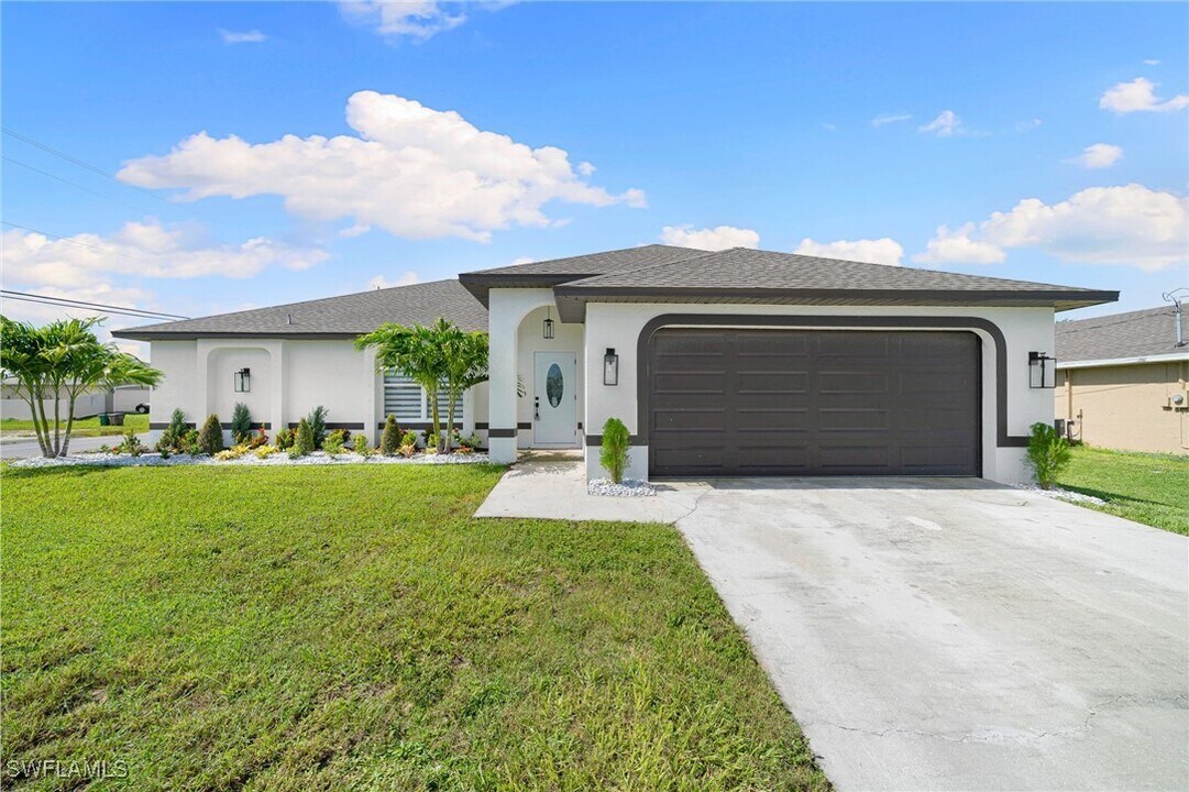 130 NE 11th Ln in Cape Coral, FL - Building Photo