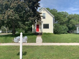 2335 5th St in Eau Claire, WI - Building Photo
