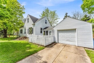 135 Greencroft Rd in Bedford, OH - Building Photo - Building Photo