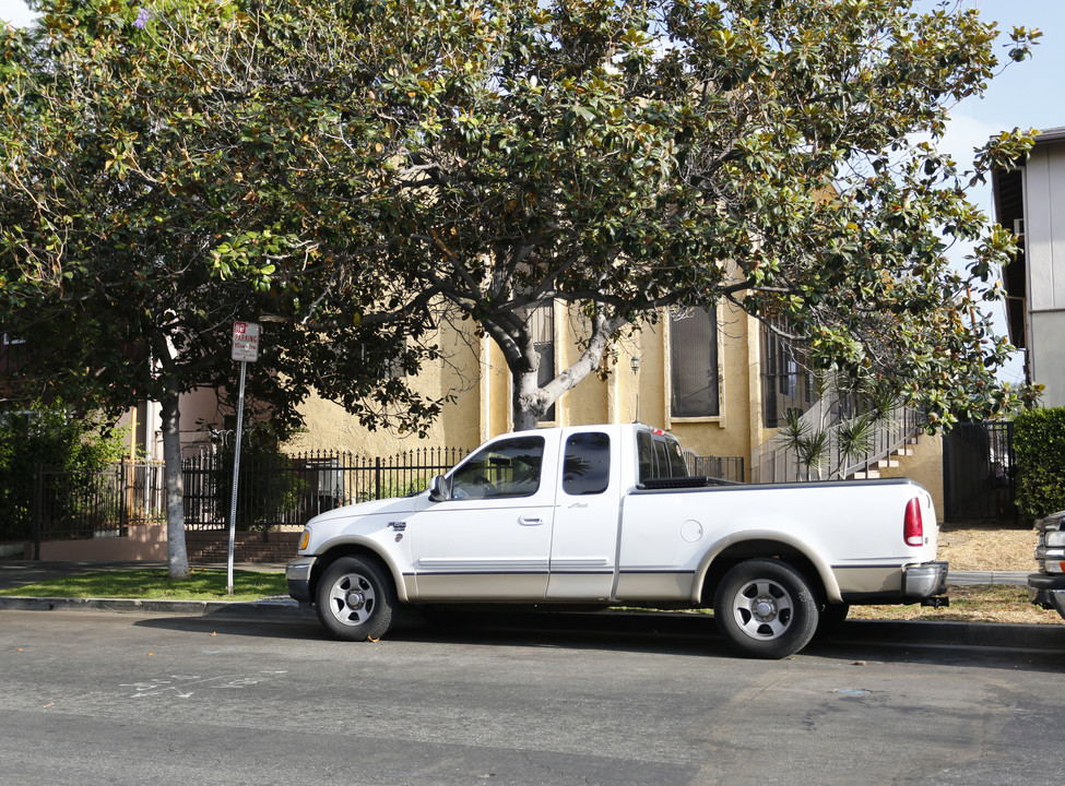 5811 Harold Way in Los Angeles, CA - Foto de edificio