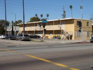 6821 S Broadway in Los Angeles, CA - Building Photo