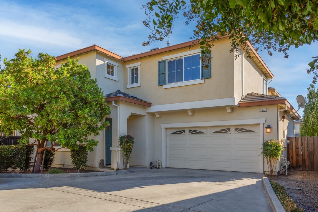 584 Del Mar Cir in Vacaville, CA - Building Photo