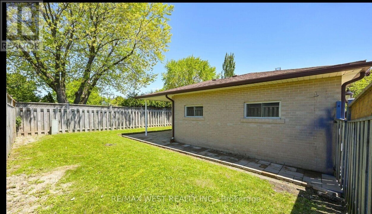 15 Flavian Crescent in Brampton, ON - Building Photo