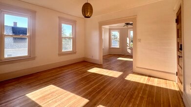 98 Maple St, Unit 3 in Easthampton, MA - Building Photo - Building Photo