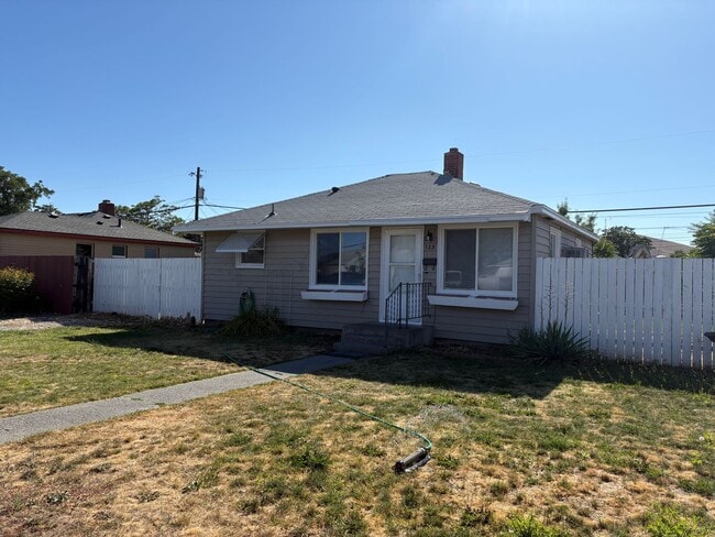 property at 123 G St NE