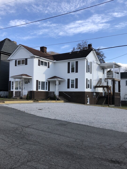 38 11th St in Mcmechen, WV - Building Photo