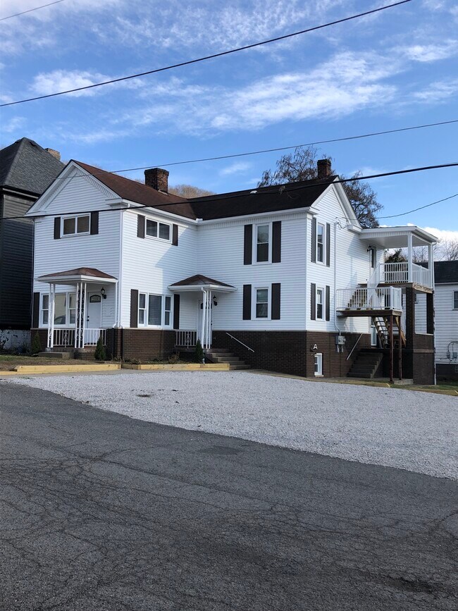 38 11th St Rentals in Mcmechen, WV