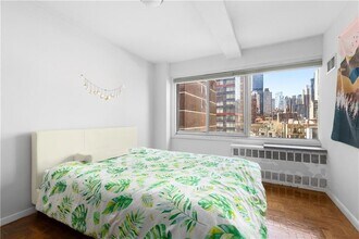 240 E 55th St, Unit 9H in New York, NY - Building Photo - Building Photo