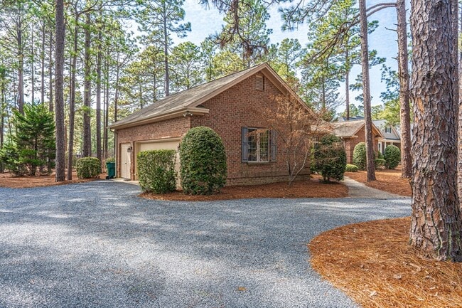 24 Strathaven Dr in Pinehurst, NC - Building Photo - Building Photo