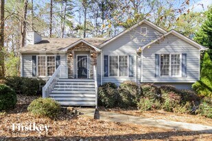 142 Presidential Dr in Dallas, GA - Building Photo