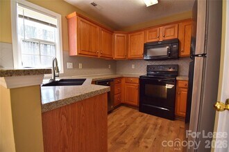 614 Meadowbrook Dr in Matthews, NC - Foto de edificio - Building Photo