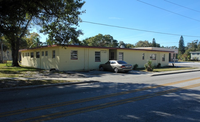 2169 Oakley Ave S in St. Petersburg, FL - Foto de edificio - Building Photo