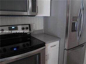 2442 Centergate Dr in Miramar, FL - Foto de edificio - Building Photo