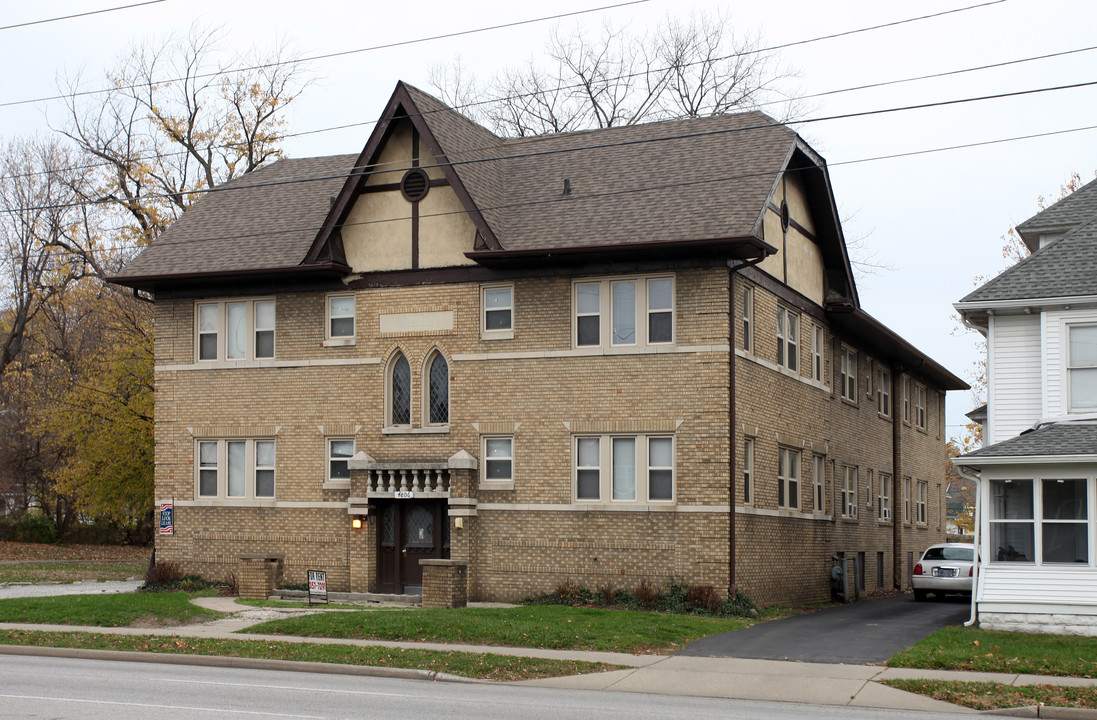 4806 E Washington St in Indianapolis, IN - Foto de edificio