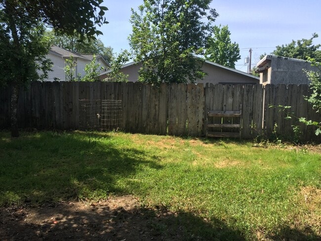 311 SE Riverside Ave in Grants Pass, OR - Building Photo - Building Photo