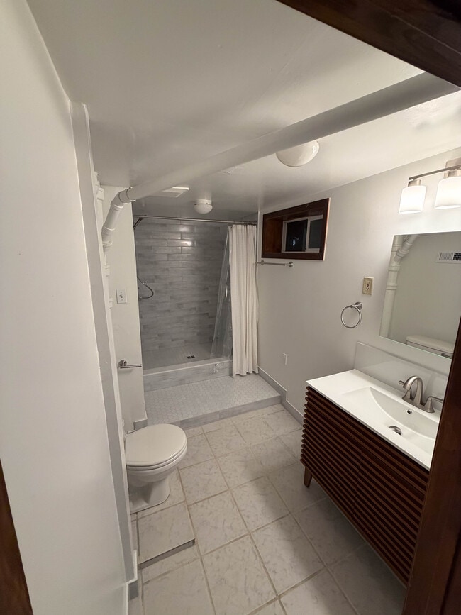 7657 SE Market St, Unit Basement in Portland, OR - Building Photo - Building Photo