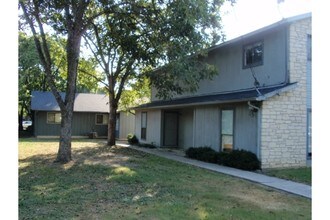 Stone Ridge Apartments in Lockhart, TX - Building Photo - Building Photo