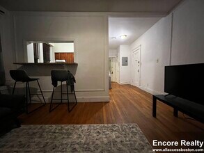 2003 Commonwealth Ave, Unit 9 in Boston, MA - Foto de edificio - Building Photo