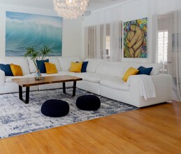 750 NE 120th St in Biscayne Park, FL - Foto de edificio - Building Photo