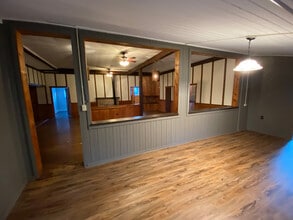 210 S Hutchinson Ave in Muncie, IN - Foto de edificio - Building Photo